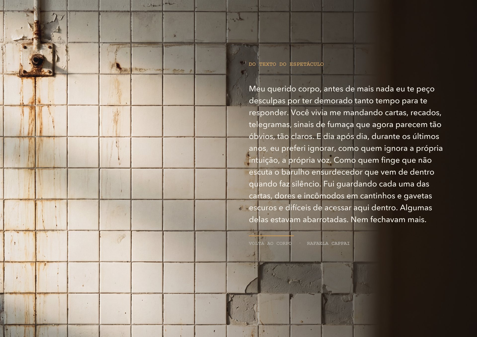 Parede de azulejos de um laboratório antigo, com trecho manuscrito do texto do espetáculo: Meu querido corpo, antes de mais nada eu te peço desculpas por ter demorado tanto tempo para te responder
